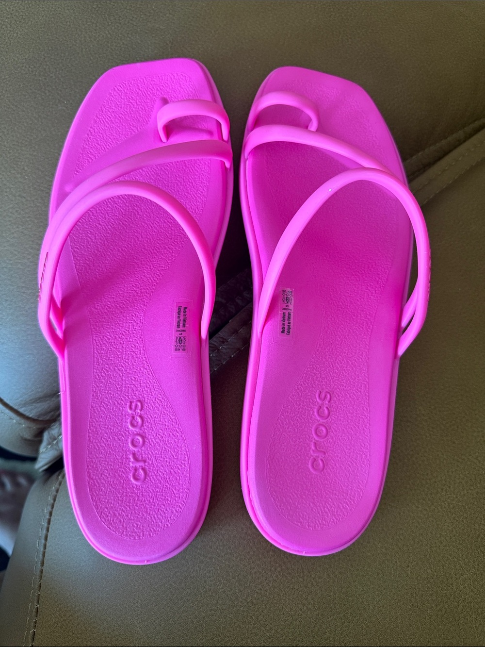 CROCS Miami Toe Loop Bright Neon Pink Sandals - 8W